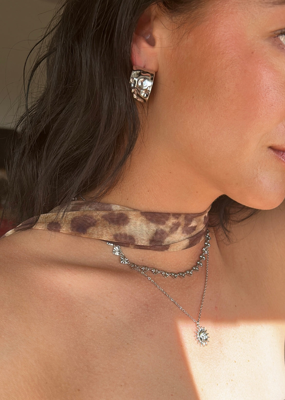 ✨Collar de acero inoxidable✨ Descubre nuestro collar de acero inoxidable, ideal para lucir elegante en cualquier ocasión. Con un brillo duradero y un diseño sofisticado, este collar es perfecto tanto para eventos especiales como para uso diario. Añade un toque de lujo a tu colección de joyería con este collar de acero inoxidable.