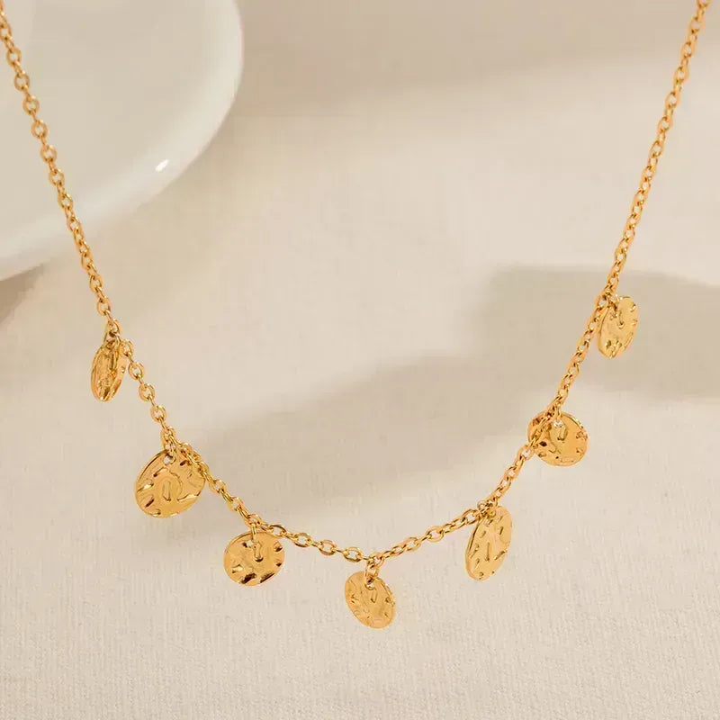 ✨ Collar Chapado en Oro 18k ✨ Descubre nuestro collar chapada en oro de 18 quilates, ideal para lucir elegante en cualquier ocasión. Con un brillo duradero y un diseño sofisticado, este collar es perfecta tanto para eventos especiales como para uso diario. Añade un toque de lujo a tu colección de joyería con este collar chapado en oro.
