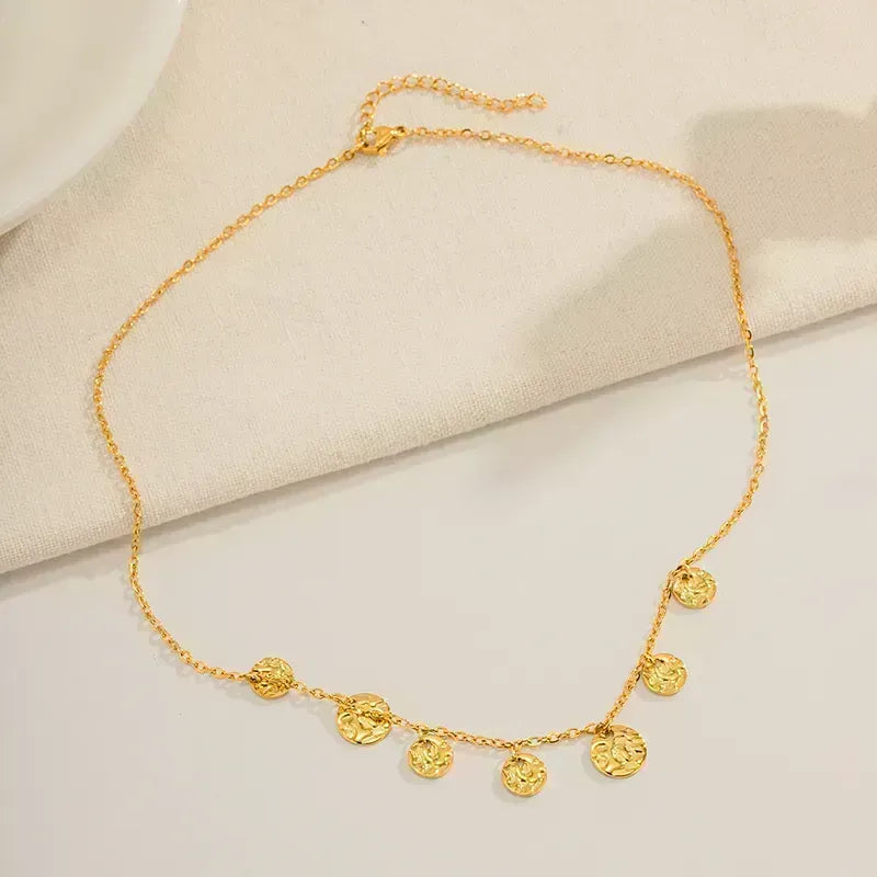✨ Collar Chapado en Oro 18k ✨ Descubre nuestro collar chapada en oro de 18 quilates, ideal para lucir elegante en cualquier ocasión. Con un brillo duradero y un diseño sofisticado, este collar es perfecta tanto para eventos especiales como para uso diario. Añade un toque de lujo a tu colección de joyería con este collar chapado en oro.