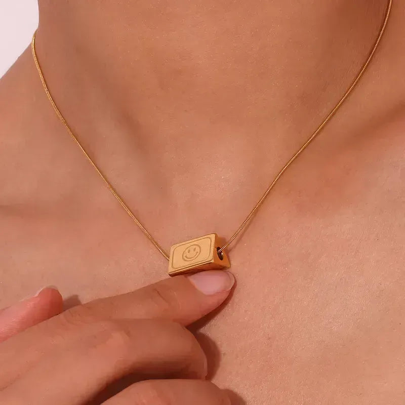 ✨ Cadena Chapada en Oro 18k ✨ Descubre nuestro collar chapada en oro de 18 quilates, ideal para lucir elegante en cualquier ocasión. Con un brillo duradero y un diseño sofisticado, esta cadena es perfecta tanto para eventos especiales como para uso diario. Añade un toque de lujo a tu colección de joyería con esta cadena de oro.