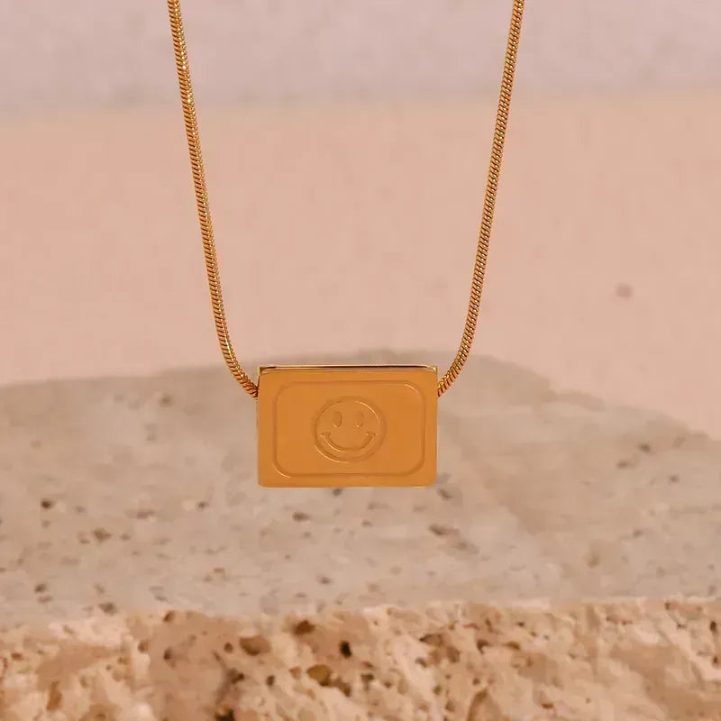 ✨ Cadena Chapada en Oro 18k ✨ Descubre nuestro collar chapada en oro de 18 quilates, ideal para lucir elegante en cualquier ocasión. Con un brillo duradero y un diseño sofisticado, esta cadena es perfecta tanto para eventos especiales como para uso diario. Añade un toque de lujo a tu colección de joyería con esta cadena de oro.