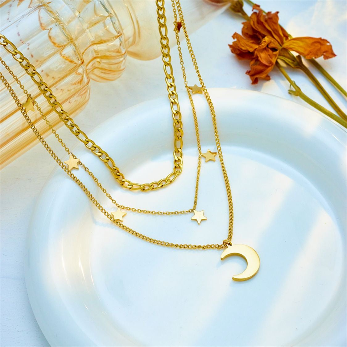 ✨ Collar Chapado en Oro 18k ✨ Descubre nuestro collar chapada en oro de 18 quilates, ideal para lucir elegante en cualquier ocasión. Con un brillo duradero y un diseño sofisticado, este collar es perfecto tanto para eventos especiales como para uso diario. Añade un toque de lujo a tu colección de joyería con este collar chapado en oro. Regalo para mujer. Regalo original para chicas. Regalo para novia. Regalo para madres. Regalo para amigas. Regalo para hermanas