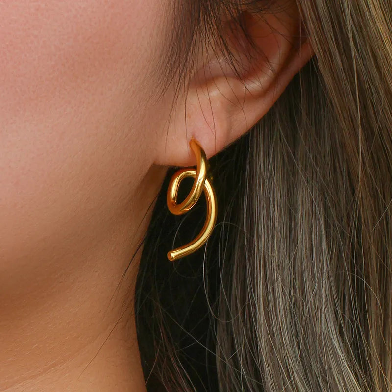 ✨ Pendientes Chapados en Oro 18k ✨ Descubre nuestros pendientes chapados en oro de 18 quilates, ideales para lucir elegante en cualquier ocasión. Con un brillo duradero y un diseño sofisticado, estos pendientes son perfectos tanto para eventos especiales como para el uso diario. Añade un toque de lujo y estilo a tu colección de joyería con estos elegantes pendientes chapados en oro.