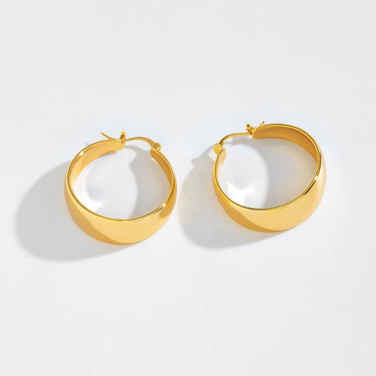 ✨ Pendientes Chapados en Oro 18k ✨ Luce elegante con nuestros pendientes chapados en oro de 18 quilates. Con un brillo duradero y un diseño sofisticado, estos pendientes son perfectos para cualquier ocasión. Ideales para eventos especiales y uso diario. ¡Añade estos pendientes de oro a tu colección de joyería y destaca con estilo!