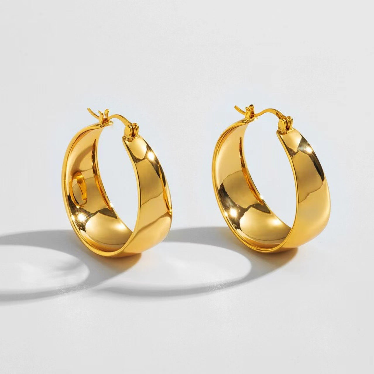 Realza tu estilo con nuestros pendientes chapados en oro de 18 quilates. Diseñados para añadir un toque de elegancia a cualquier look, estos pendientes ofrecen un brillo duradero y una sofisticación atemporal. Perfectos para cualquier ocasión, desde eventos especiales hasta tu día a día, son un imprescindible en tu colección de joyería.