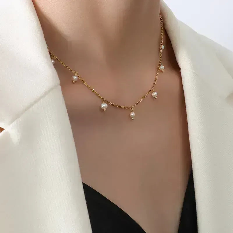 ✨ Collar Chapado en Oro 18k ✨ Descubre nuestro collar chapada en oro de 18 quilates, ideal para lucir elegante en cualquier ocasión. Con un brillo duradero y un diseño sofisticado, este collar es perfecto tanto para eventos especiales como para uso diario. Añade un toque de lujo a tu colección de joyería con este collar chapado en oro. Regalo para mujer. Regalo original para chicas. Regalo para novia. Regalo para madres. Regalo para amigas. Regalo para hermanas