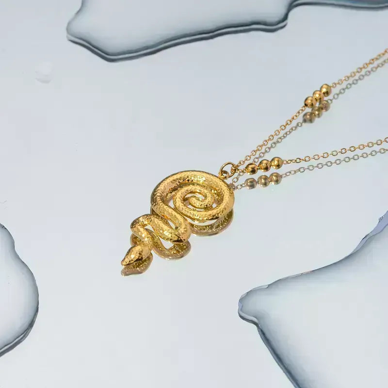 ✨ Collar Chapado en Oro 18k ✨ Descubre nuestro collar chapada en oro de 18 quilates, ideal para lucir elegante en cualquier ocasión. Con un brillo duradero y un diseño sofisticado, este collar es perfecta tanto para eventos especiales como para uso diario. Añade un toque de lujo a tu colección de joyería con este collar chapado en oro. Regalos para mujer