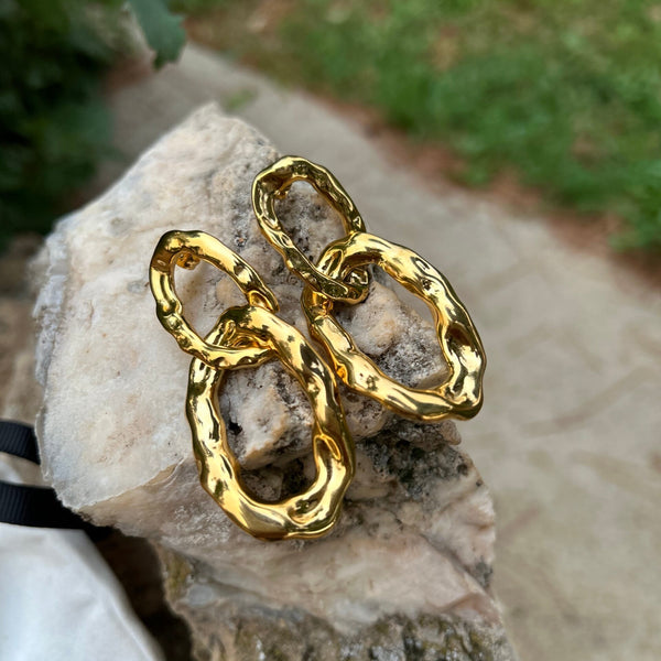 ✨ Pendientes Chapados en Oro 18k ✨ Luce elegante con nuestros pendientes chapados en oro de 18 quilates. Con un brillo duradero y un diseño sofisticado, estos pendientes son perfectos para cualquier ocasión. Ideales para eventos especiales y uso diario. ¡Añade estos pendientes de oro a tu colección de joyería y destaca con estilo!
