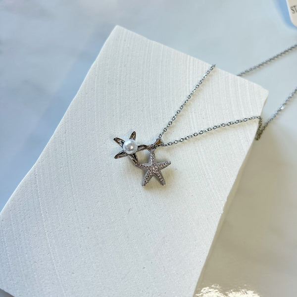 ✨ Collar de Acero Inoxidable ✨ Descubre nuestro collar de acero inoxidable, perfecto para lucir elegante en cualquier ocasión. Con un brillo duradero y un diseño sofisticado, este collar es ideal tanto para eventos especiales como para el uso diario. Añade un toque moderno y versátil a tu colección de joyería con este elegante collar de acero inoxidable.