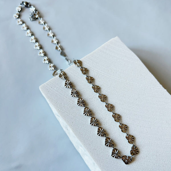 ✨Collar de acero inoxidable✨ Descubre nuestro collar de acero inoxidable, ideal para lucir elegante en cualquier ocasión. Con un brillo duradero y un diseño sofisticado, este collar es perfecto tanto para eventos especiales como para uso diario. Añade un toque de lujo a tu colección de joyería con este collar de acero inoxidable.