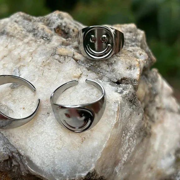 ¡Claro, vamos a mejorarlo! ✨ Anillo Ajustable ✨ Luce sofisticada con nuestro anillo ajustable. Elegante y cómodo, se adapta perfectamente a cualquier dedo. Ideal para todas las ocasiones y perfecto para combinar con otras joyas. ¡Añade un toque de lujo a tu estilo diario!