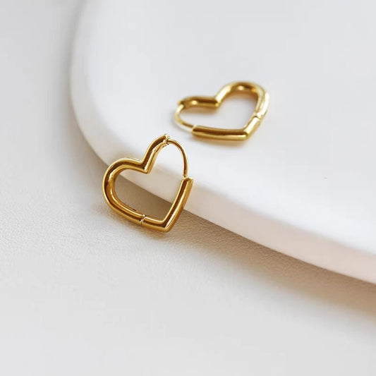 ✨ Pendientes Chapados en Oro 18k ✨ Descubre nuestros pendientes chapados en oro de 18 quilates, ideales para lucir elegante en cualquier ocasión. Con un brillo duradero y un diseño sofisticado, estos pendientes son perfectos tanto para eventos especiales como para el uso diario. Añade un toque de lujo y estilo a tu colección de joyería con estos elegantes pendientes chapados en oro.Regalo para mujer. Regalo original para chicas. Regalo para novia. Regalo para madres. Regalo para amigas. Regalo para hermanas