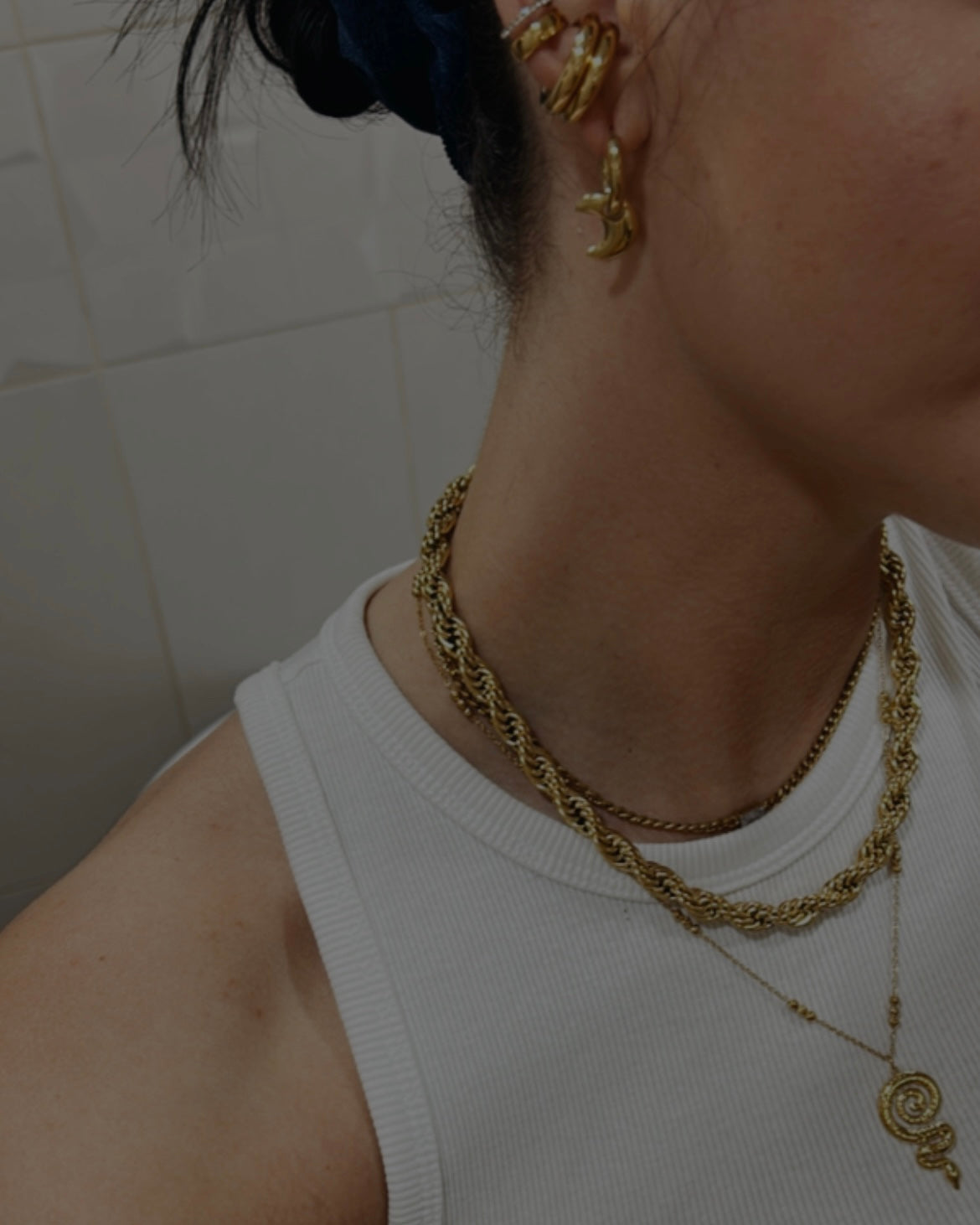 ¡Claro! ✨ Cadena Chapada en Oro 18k ✨ Luce elegante con nuestras cadenas chapadas en oro de 18 quilates. Con un brillo duradero y un diseño sofisticado, esta cadena es perfecta para cualquier ocasión. Ideal para eventos especiales y uso diario. ¡Añade esta cadena de oro a tu colección de joyería y destaca con estilo!