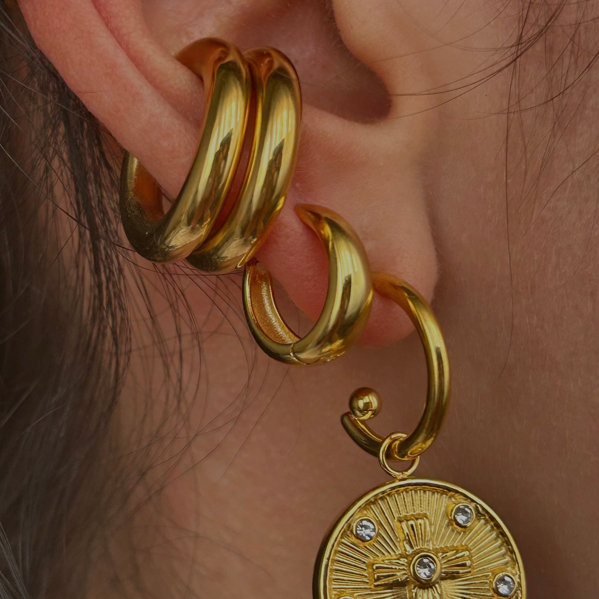 ✨ Pendientes Chapados en Oro 18k ✨ Descubre nuestros pendientes chapados en oro de 18 quilates, ideales para lucir elegante en cualquier ocasión. Con un brillo duradero y un diseño sofisticado, estos pendientes son perfectos tanto para eventos especiales como para el uso diario. Añade un toque de lujo y estilo a tu colección de joyería con estos elegantes pendientes chapados en oro.Regalo para mujer. Regalo original para chicas. Regalo para novia. Regalo para madres. Regalo para amigas. Regalo para hermanas