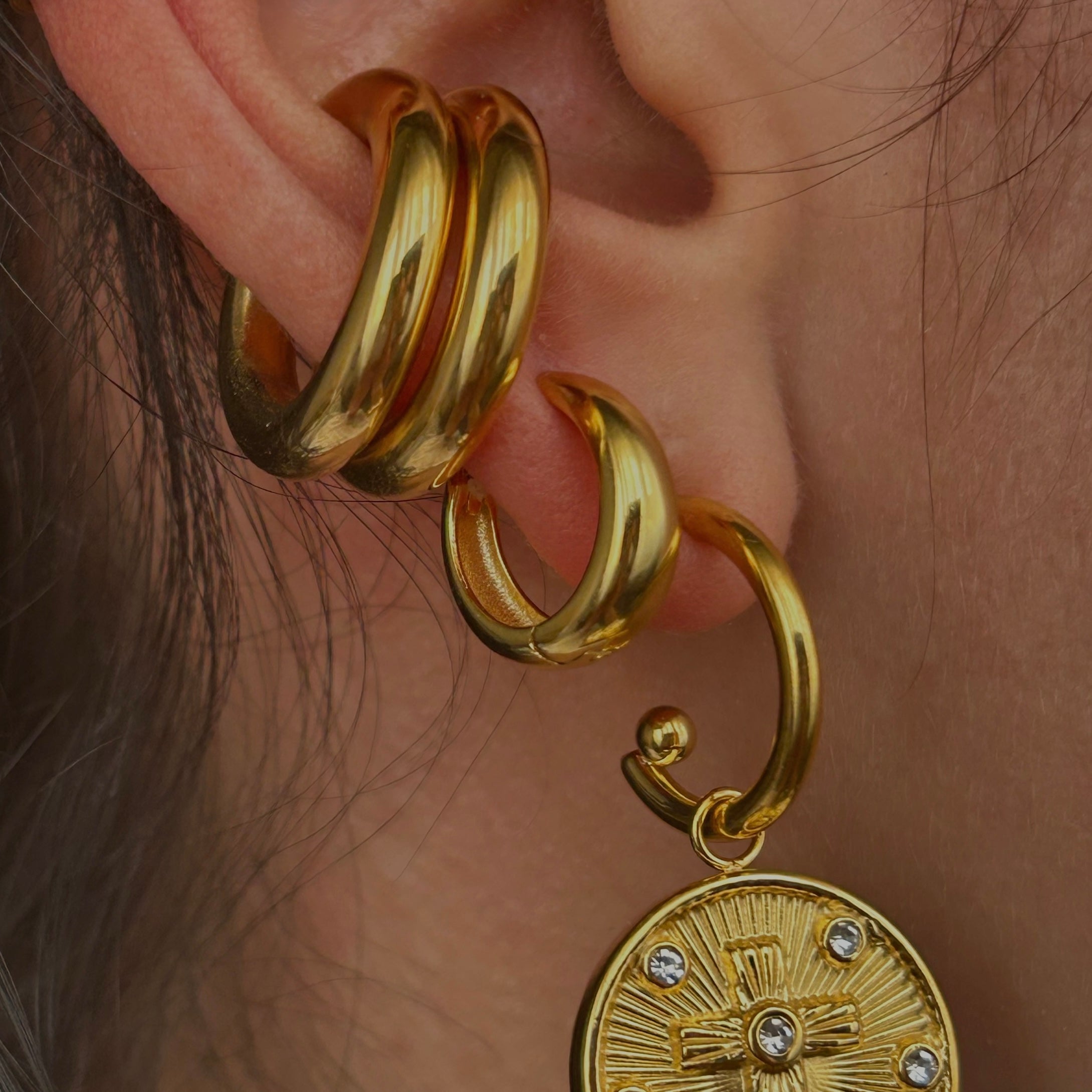 ✨ Pendientes Chapados en Oro 18k ✨ Descubre nuestros pendientes chapados en oro de 18 quilates, ideales para lucir elegante en cualquier ocasión. Con un brillo duradero y un diseño sofisticado, estos pendientes son perfectos tanto para eventos especiales como para el uso diario. Añade un toque de lujo y estilo a tu colección de joyería con estos elegantes pendientes chapados en oro.Regalo para mujer. Regalo original para chicas. Regalo para novia. Regalo para madres. Regalo para amigas. Regalo para hermanas