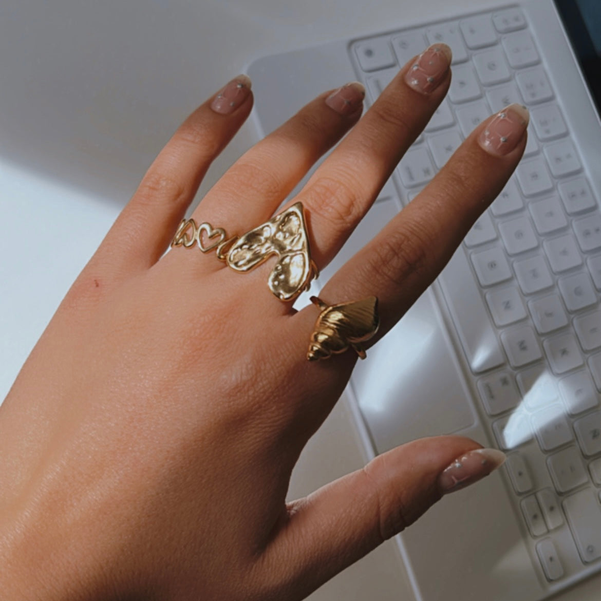 Anillo ajustable con corazones. Apto para todos los dedos