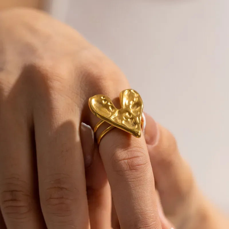 Anillo ajustable de acero inoxidable chapado en oro con detalle de corazón