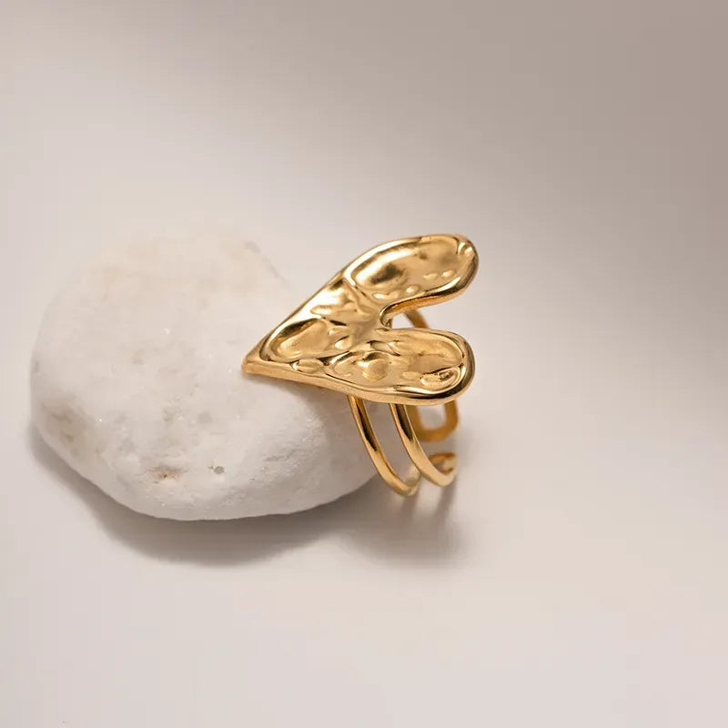 Anillo de acero inoxidable chapado en oro 18k con corazón 