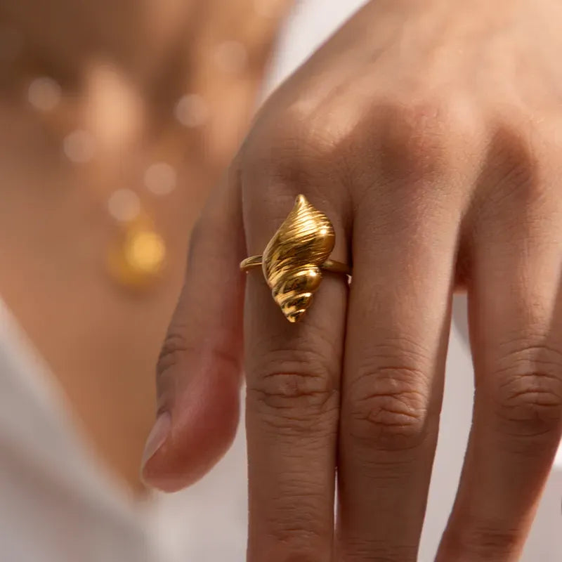 Anillo con concha chapado en oro en color dorado