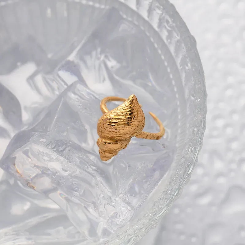 Anillo ajustable con adorno de concha