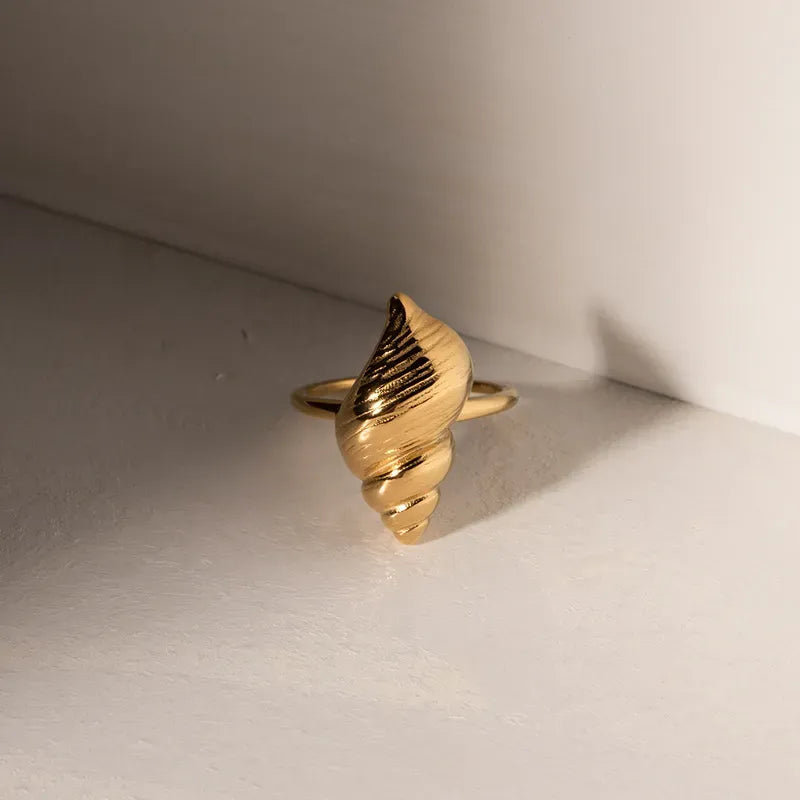 Anillo ajustable chapado en oro 18k con adorno de concha