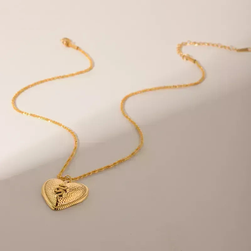 ✨ Collar Chapado en Oro 18k ✨  Descubre nuestro collar chapada en oro de 18 quilates, ideal para lucir elegante en cualquier ocasión. Con un brillo duradero y un diseño sofisticado, este collar es perfecta tanto para eventos especiales como para uso diario. Añade un toque de lujo a tu colección de joyería con este collar chapado en oro. Regalo para mujer. Regalo original para chicas. Regalo para novia