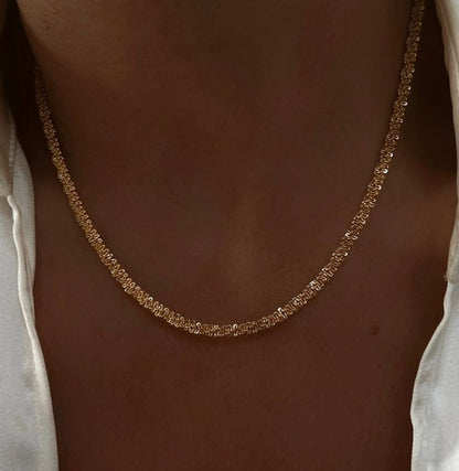 ✨ Collar Chapado en Oro 18k ✨  Descubre nuestro collar chapada en oro de 18 quilates, ideal para lucir elegante en cualquier ocasión. Con un brillo duradero y un diseño sofisticado, este collar es perfecta tanto para eventos especiales como para uso diario. Añade un toque de lujo a tu colección de joyería con este collar chapado en oro.