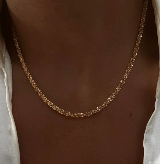 ✨ Collar Chapado en Oro 18k ✨  Descubre nuestro collar chapada en oro de 18 quilates, ideal para lucir elegante en cualquier ocasión. Con un brillo duradero y un diseño sofisticado, este collar es perfecta tanto para eventos especiales como para uso diario. Añade un toque de lujo a tu colección de joyería con este collar chapado en oro.