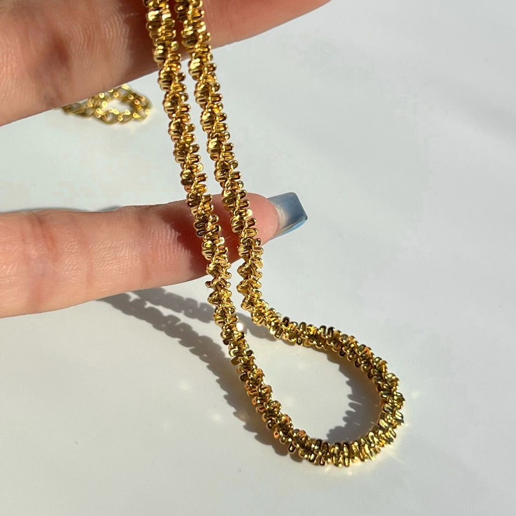 ✨ Collar Chapado en Oro 18k ✨  Descubre nuestro collar chapada en oro de 18 quilates, ideal para lucir elegante en cualquier ocasión. Con un brillo duradero y un diseño sofisticado, este collar es perfecta tanto para eventos especiales como para uso diario. Añade un toque de lujo a tu colección de joyería con este collar chapado en oro.