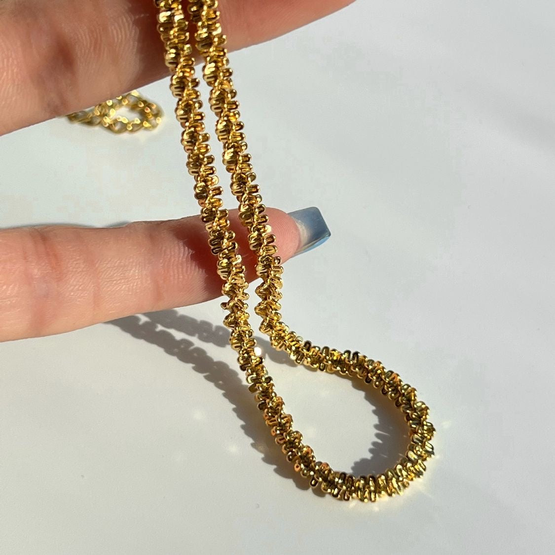 ✨ Collar Chapado en Oro 18k ✨  Descubre nuestro collar chapada en oro de 18 quilates, ideal para lucir elegante en cualquier ocasión. Con un brillo duradero y un diseño sofisticado, este collar es perfecta tanto para eventos especiales como para uso diario. Añade un toque de lujo a tu colección de joyería con este collar chapado en oro.