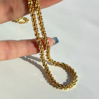 ✨ Collar Chapado en Oro 18k ✨  Descubre nuestro collar chapada en oro de 18 quilates, ideal para lucir elegante en cualquier ocasión. Con un brillo duradero y un diseño sofisticado, este collar es perfecta tanto para eventos especiales como para uso diario. Añade un toque de lujo a tu colección de joyería con este collar chapado en oro.