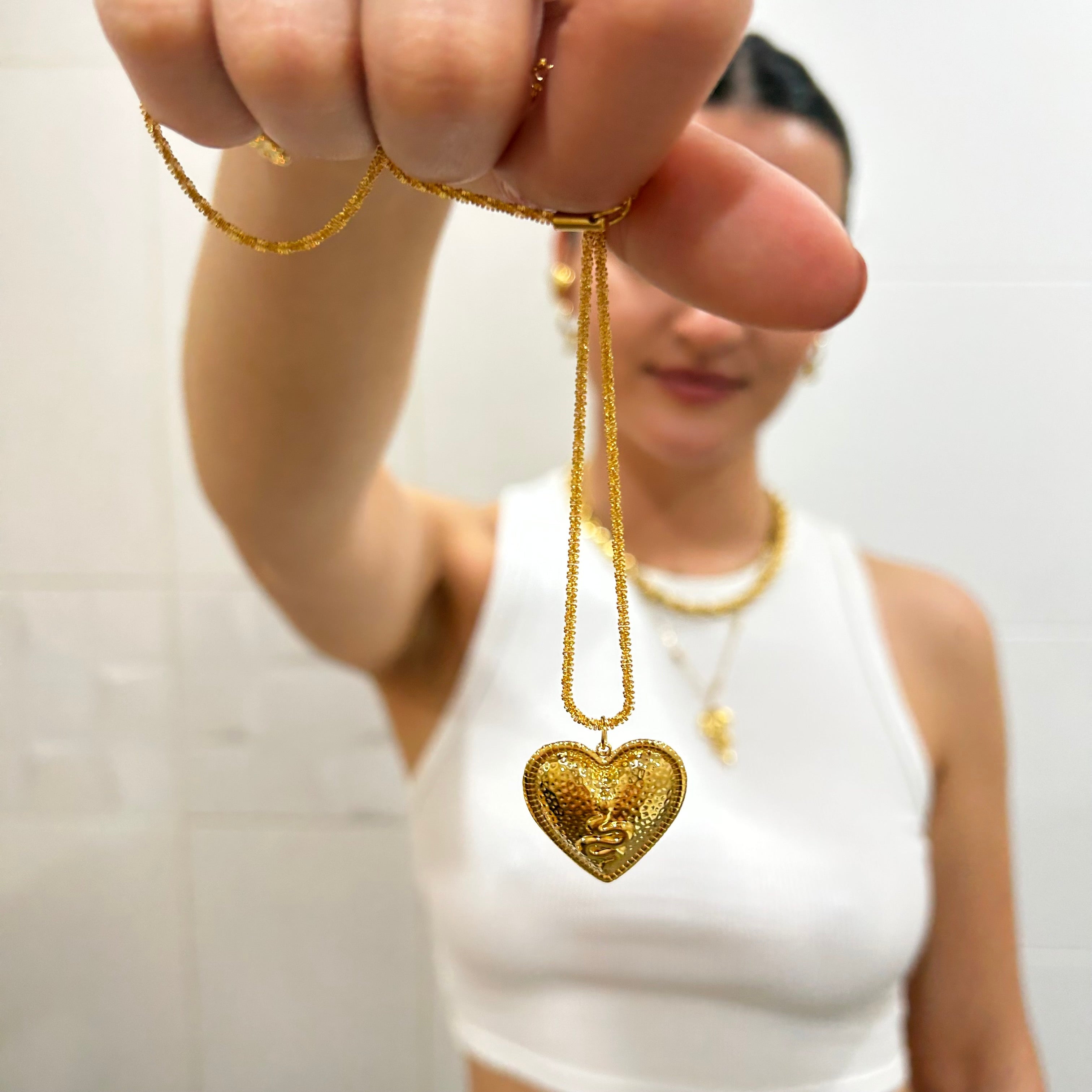 ✨ Collar Chapado en Oro 18k ✨  Descubre nuestro collar chapada en oro de 18 quilates, ideal para lucir elegante en cualquier ocasión. Con un brillo duradero y un diseño sofisticado, este collar es perfecta tanto para eventos especiales como para uso diario. Añade un toque de lujo a tu colección de joyería con este collar chapado en oro. Regalo para mujer. Regalo original para chicas. Regalo para novia
