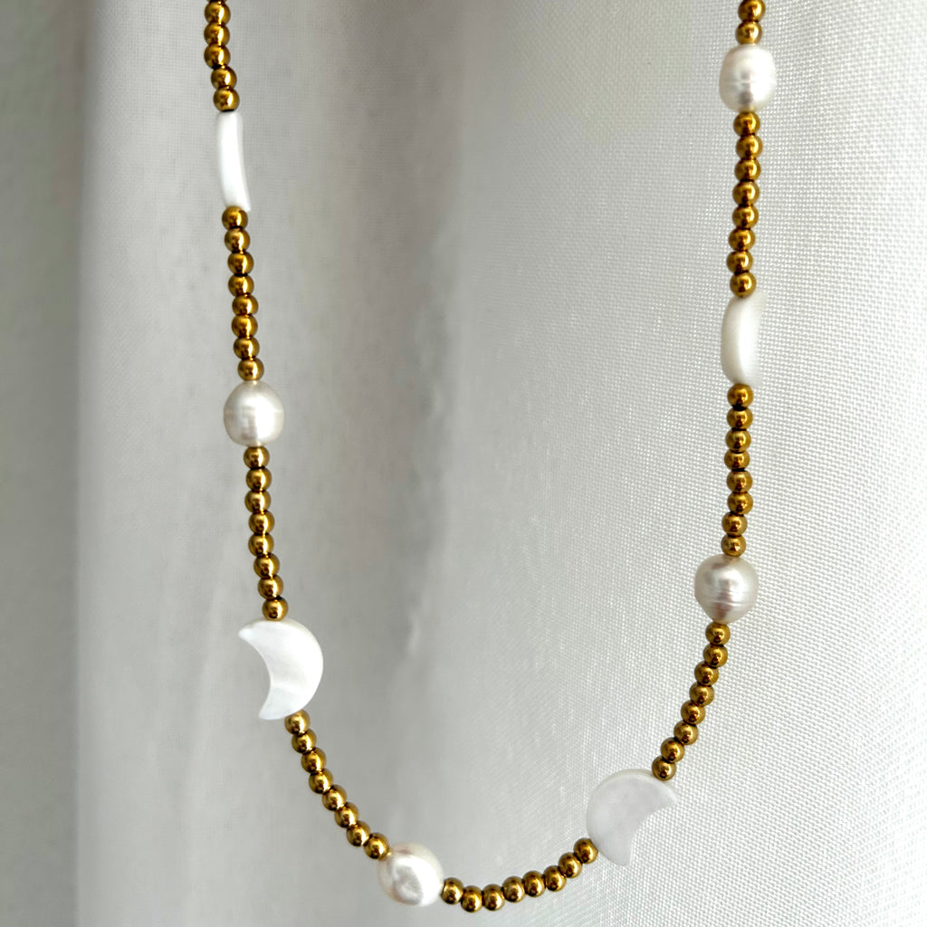 ✨ Collar Chapado en Oro 18k ✨ Descubre nuestro collar chapada en oro de 18 quilates, ideal para lucir elegante en cualquier ocasión. Con un brillo duradero y un diseño sofisticado, este collar es perfecto tanto para eventos especiales como para uso diario. Añade un toque de lujo a tu colección de joyería con este collar chapado en oro.