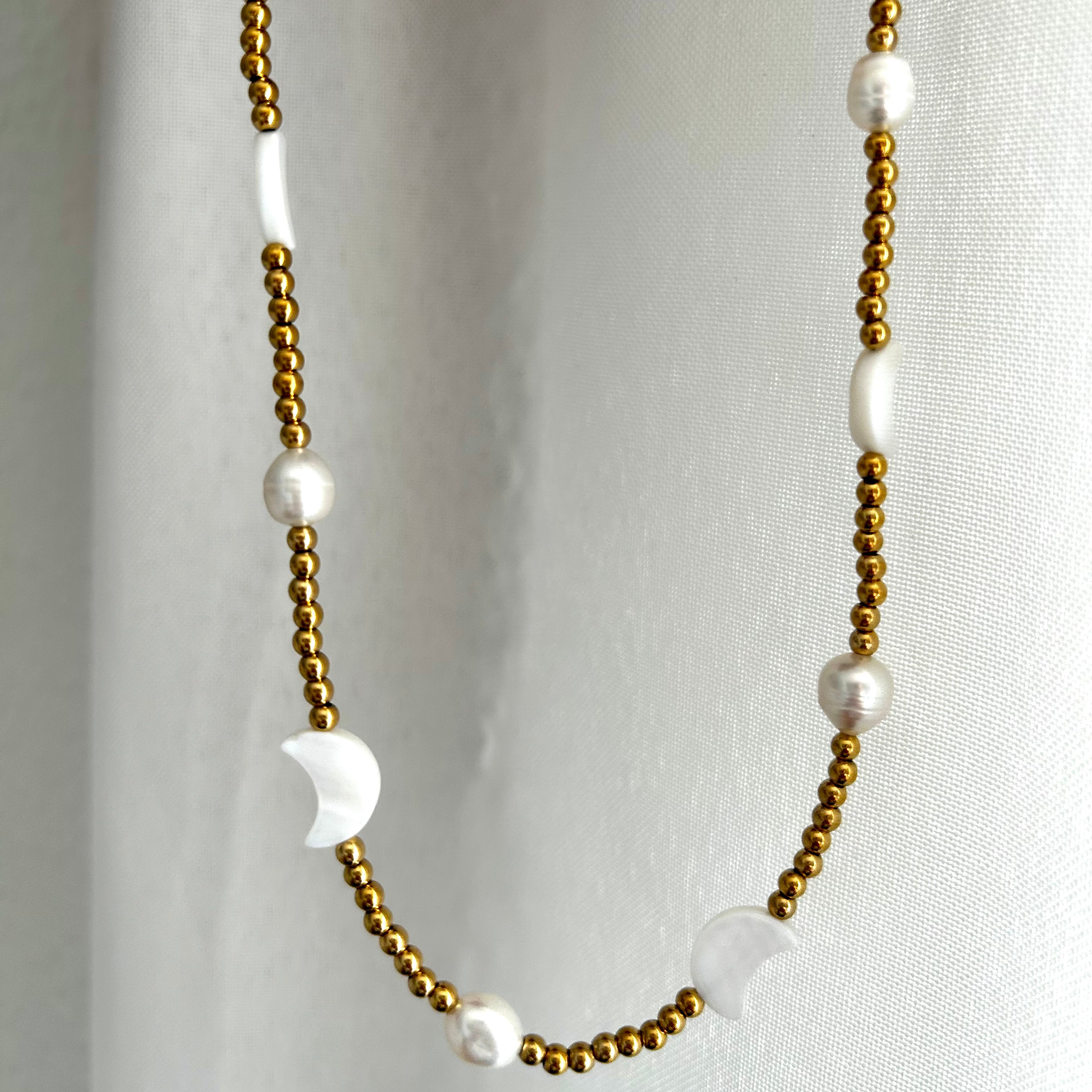 ✨ Collar Chapado en Oro 18k ✨ Descubre nuestro collar chapada en oro de 18 quilates, ideal para lucir elegante en cualquier ocasión. Con un brillo duradero y un diseño sofisticado, este collar es perfecto tanto para eventos especiales como para uso diario. Añade un toque de lujo a tu colección de joyería con este collar chapado en oro.
