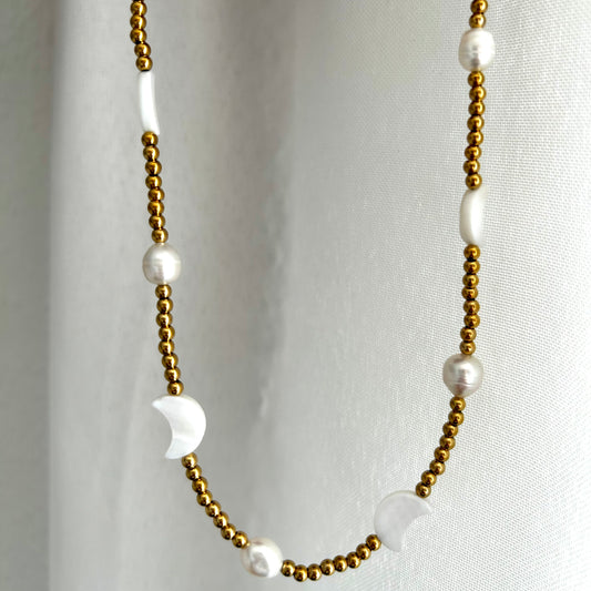 ✨ Collar Chapado en Oro 18k ✨ Descubre nuestro collar chapada en oro de 18 quilates, ideal para lucir elegante en cualquier ocasión. Con un brillo duradero y un diseño sofisticado, este collar es perfecto tanto para eventos especiales como para uso diario. Añade un toque de lujo a tu colección de joyería con este collar chapado en oro.