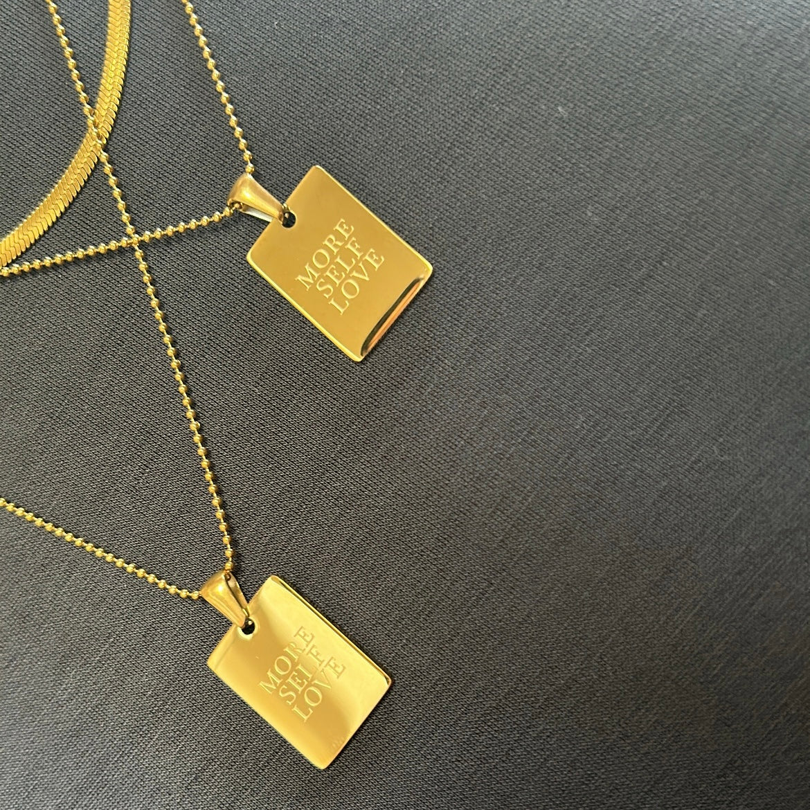 ✨ Collar Chapado en Oro 18k ✨ Descubre nuestro collar chapada en oro de 18 quilates, ideal para lucir elegante en cualquier ocasión. Con un brillo duradero y un diseño sofisticado, este collar es perfecto tanto para eventos especiales como para uso diario. Añade un toque de lujo a tu colección de joyería con este collar chapado en oro.