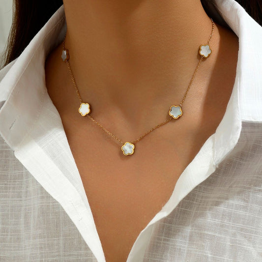 ✨ Collar Chapado en Oro 18k ✨  Descubre nuestro collar chapada en oro de 18 quilates, ideal para lucir elegante en cualquier ocasión. Con un brillo duradero y un diseño sofisticado, este collar es perfecta tanto para eventos especiales como para uso diario. Añade un toque de lujo a tu colección de joyería con este collar chapado en oro.