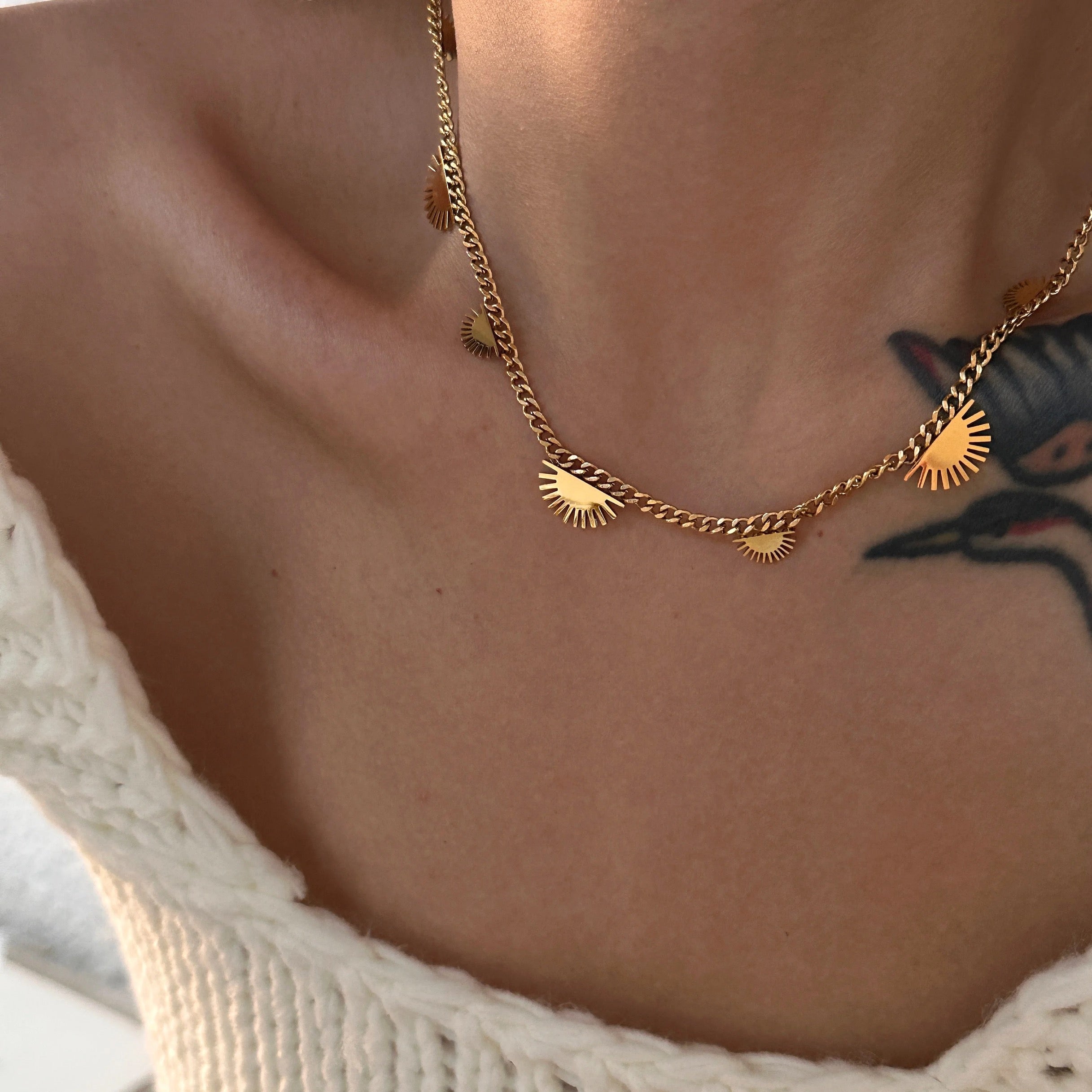 ✨ Collar Chapado en Oro 18k ✨  Descubre nuestro collar chapada en oro de 18 quilates, ideal para lucir elegante en cualquier ocasión. Con un brillo duradero y un diseño sofisticado, este collar es perfecta tanto para eventos especiales como para uso diario. Añade un toque de lujo a tu colección de joyería con este collar chapado en oro. Regalo para mujer. Regalo original para chicas. Regalo para novia