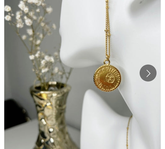 ✨ Collar Chapado en Oro 18k ✨ Descubre nuestro collar chapada en oro de 18 quilates, ideal para lucir elegante en cualquier ocasión. Con un brillo duradero y un diseño sofisticado, este collar es perfecto tanto para eventos especiales como para uso diario. Añade un toque de lujo a tu colección de joyería con este collar chapado en oro. Regalo para mujer. Regalo original para chicas. Regalo para novia. Regalo para madres. Regalo para amigas. Regalo para hermanas