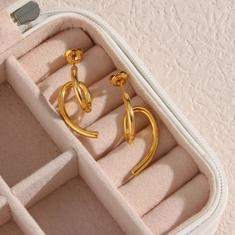  ✨ Pendientes Chapados en Oro 18k ✨  Descubre nuestros pendientes chapados en oro de 18 quilates, ideales para lucir elegante en cualquier ocasión. Con un brillo duradero y un diseño sofisticado, estos pendientes son perfectos tanto para eventos especiales como para el uso diario. Añade un toque de lujo y estilo a tu colección de joyería con estos elegantes pendientes chapados en oro.