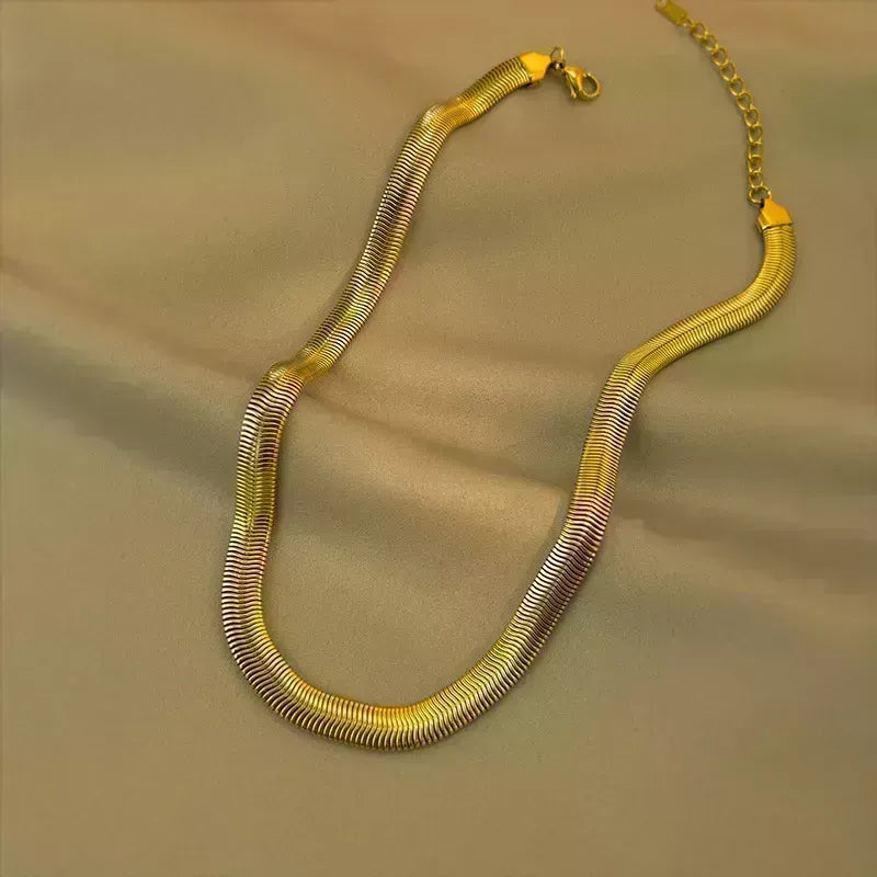 ✨ Collar Chapado en Oro 18k ✨  Descubre nuestro collar chapada en oro de 18 quilates, ideal para lucir elegante en cualquier ocasión. Con un brillo duradero y un diseño sofisticado, este collar es perfecta tanto para eventos especiales como para uso diario. Añade un toque de lujo a tu colección de joyería con este collar chapado en oro. Regalo para mujer. Regalo original para chicas. Regalo para novia