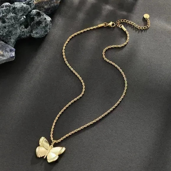 ✨ Collar Chapado en Oro 18k ✨  Descubre nuestro collar chapada en oro de 18 quilates, ideal para lucir elegante en cualquier ocasión. Con un brillo duradero y un diseño sofisticado, este collar es perfecta tanto para eventos especiales como para uso diario. Añade un toque de lujo a tu colección de joyería con este collar chapado en oro. Regalo para mujer. Regalo original para chicas. Regalo para novia
