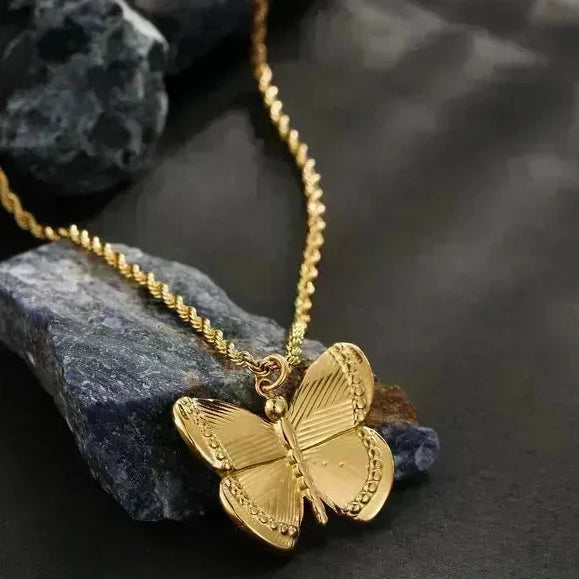 ✨ Collar Chapado en Oro 18k ✨  Descubre nuestro collar chapada en oro de 18 quilates, ideal para lucir elegante en cualquier ocasión. Con un brillo duradero y un diseño sofisticado, este collar es perfecta tanto para eventos especiales como para uso diario. Añade un toque de lujo a tu colección de joyería con este collar chapado en oro. Regalo para mujer. Regalo original para chicas. Regalo para novia