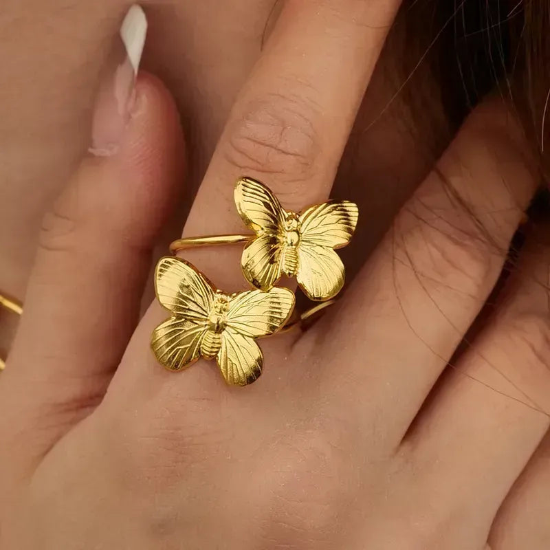 ✨ Anillo Ajustable Chapado en Oro 18k ✨  Luce sofisticada con nuestro anillo ajustable chapado en oro de 18 quilates. Perfecto para cualquier ocasión, este anillo combina elegancia y comodidad, adaptándose a cualquier dedo. Ideal para usar solo o en combinación con otras piezas.