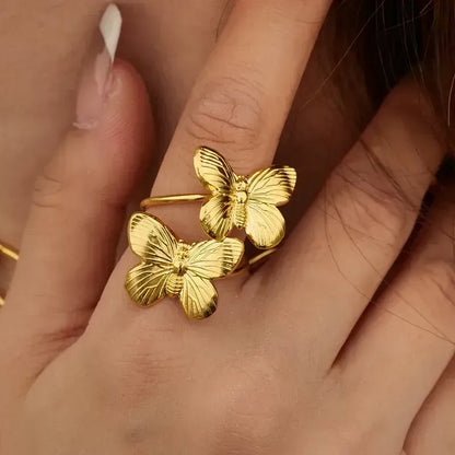 ✨ Anillo Ajustable Chapado en Oro 18k ✨  Luce sofisticada con nuestro anillo ajustable chapado en oro de 18 quilates. Perfecto para cualquier ocasión, este anillo combina elegancia y comodidad, adaptándose a cualquier dedo. Ideal para usar solo o en combinación con otras piezas.