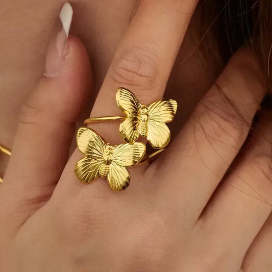 ✨ Anillo Ajustable Chapado en Oro 18k ✨  Luce sofisticada con nuestro anillo ajustable chapado en oro de 18 quilates. Perfecto para cualquier ocasión, este anillo combina elegancia y comodidad, adaptándose a cualquier dedo. Ideal para usar solo o en combinación con otras piezas.