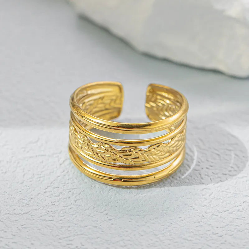  ¡Claro! Aquí tienes una versión más corta y optimizada:  ✨ Anillo Ajustable Chapado en Oro 18k ✨  Disfruta de la elegancia con nuestro anillo ajustable chapado en oro de 18 quilates. Su diseño versátil se adapta cómodamente a cualquier dedo, ofreciendo un brillo duradero. Ideal para cualquier ocasión y fácil de combinar con otras joyas. ¡Un toque de lujo imprescindible para tu colección!