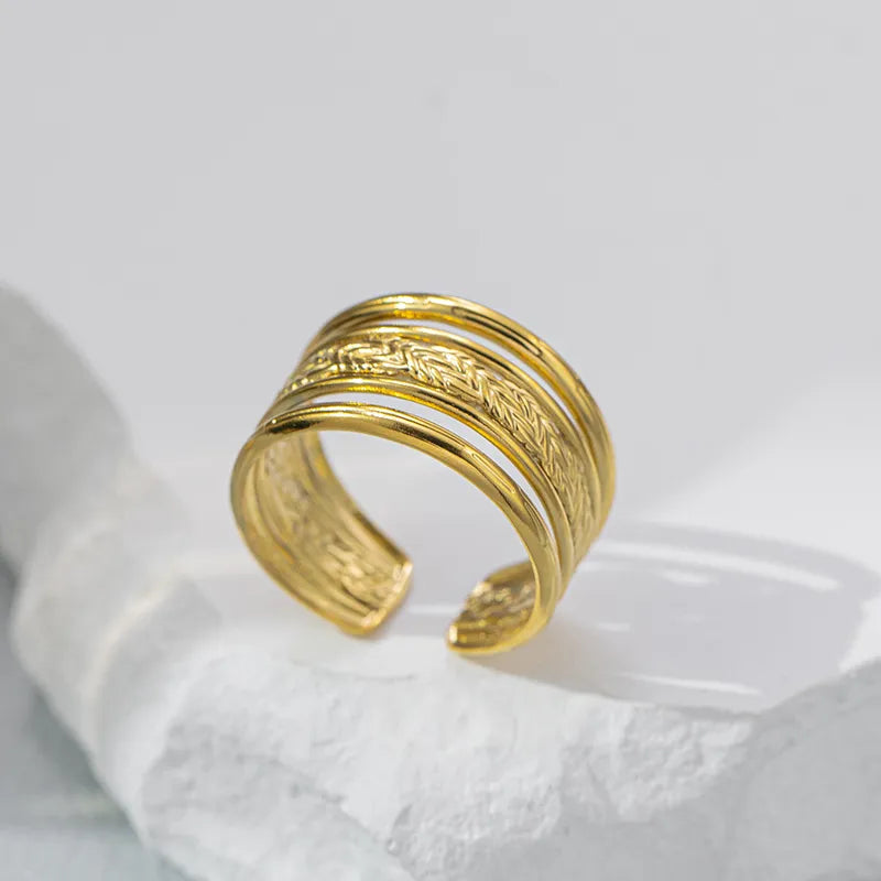  ¡Claro! Aquí tienes una versión más corta y optimizada:  ✨ Anillo Ajustable Chapado en Oro 18k ✨  Disfruta de la elegancia con nuestro anillo ajustable chapado en oro de 18 quilates. Su diseño versátil se adapta cómodamente a cualquier dedo, ofreciendo un brillo duradero. Ideal para cualquier ocasión y fácil de combinar con otras joyas. ¡Un toque de lujo imprescindible para tu colección!