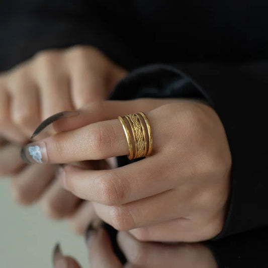  ¡Claro! Aquí tienes una versión más corta y optimizada:  ✨ Anillo Ajustable Chapado en Oro 18k ✨  Disfruta de la elegancia con nuestro anillo ajustable chapado en oro de 18 quilates. Su diseño versátil se adapta cómodamente a cualquier dedo, ofreciendo un brillo duradero. Ideal para cualquier ocasión y fácil de combinar con otras joyas. ¡Un toque de lujo imprescindible para tu colección!