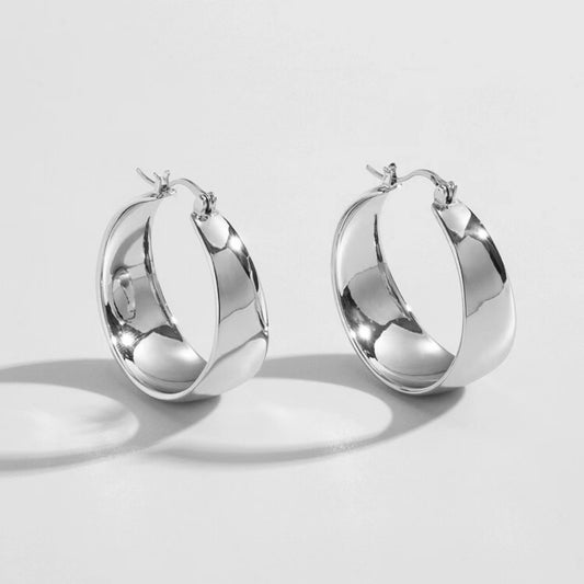 ✨ Pendientes Chapados en Oro 18k ✨ Luce elegante con nuestros pendientes chapados en oro de 18 quilates. Con un brillo duradero y un diseño sofisticado, estos pendientes son perfectos para cualquier ocasión. Ideales para eventos especiales y uso diario. ¡Añade estos pendientes de oro a tu colección de joyería y destaca con estilo!